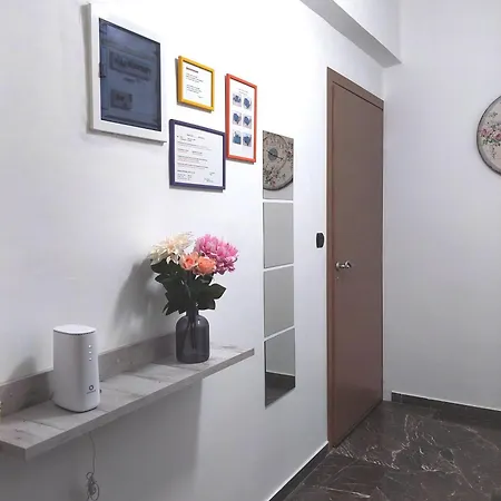 Homey In Apartment *